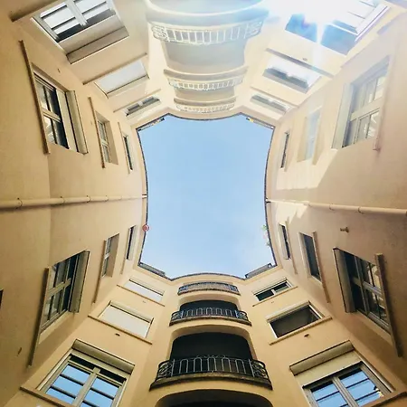 Le Calme De L'opera. Lyon