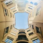 Le Calme De L'opera. Lyon