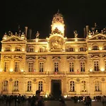 Le Calme De L'opera. *