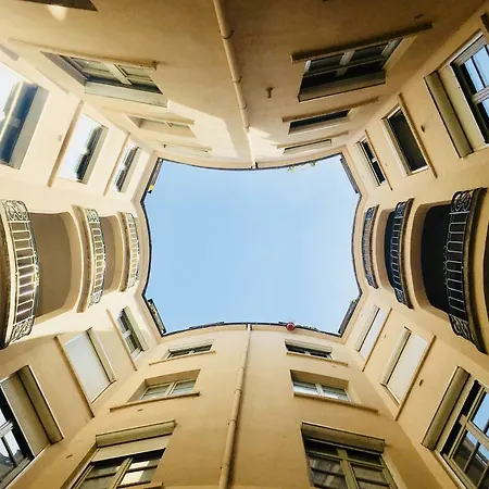 Le Calme De L'opera. * Lyon